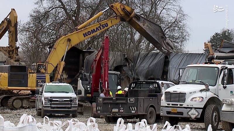 عکس/ پاکسازی محل انفجار قطار سمی اوهایو