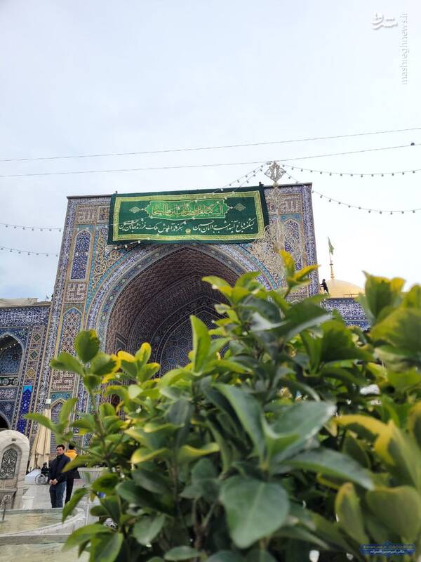 عکس/ نصب کتیبههای ولادت سرداران کربلا در حرم امام رضا(ع)