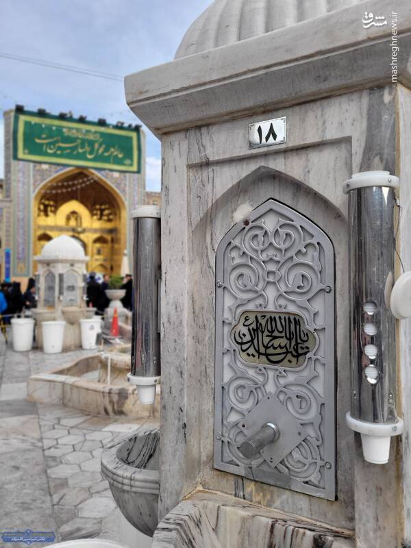 عکس/ نصب کتیبههای ولادت سرداران کربلا در حرم امام رضا(ع)