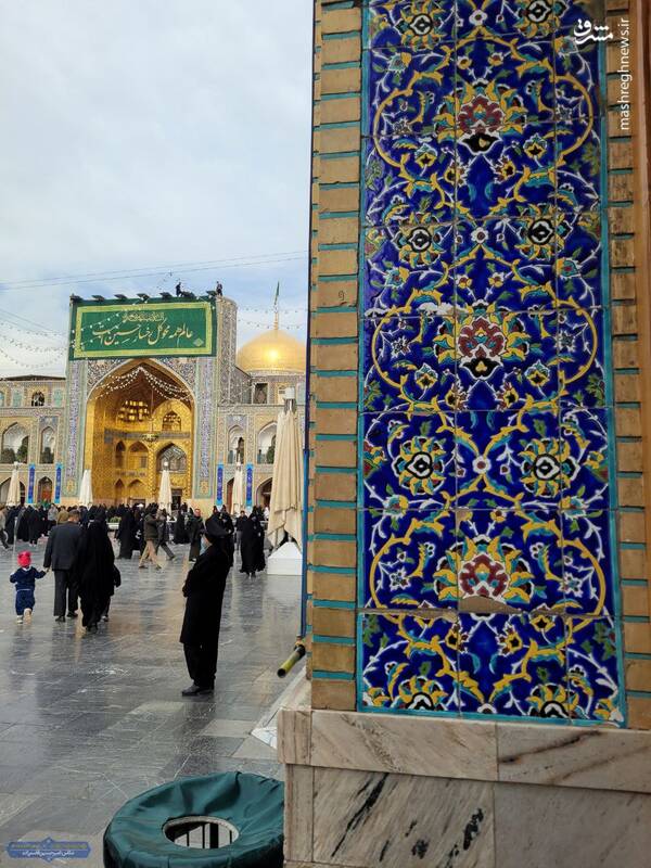 عکس/ نصب کتیبههای ولادت سرداران کربلا در حرم امام رضا(ع)