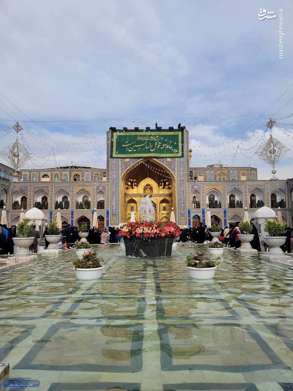 عکس/ نصب کتیبههای ولادت سرداران کربلا در حرم امام رضا(ع)