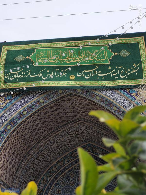 عکس/ نصب کتیبههای ولادت سرداران کربلا در حرم امام رضا(ع)