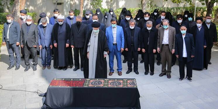 رهبر انقلاب بر پیکر همسر شهید آیتالله مطهری اقامه نماز کردند