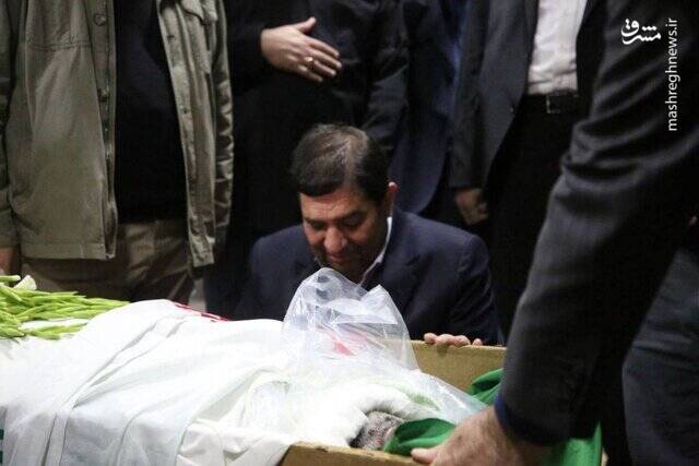 عکس / بغض و ادای احترام معاون اول رئیس جمهور به پیکر اسماعیل احمدی