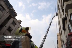 جدال ۸ ساعته آتش‌نشانان با حریق ساختمان ۱۵۳