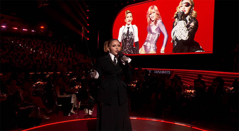 مناسک شیطانی سرخپوشان در پسزمینه آتش دوزخ/ کفروَرزی ابرستاره هیپ هاپ با کلمه مقدس «هو» +تصاویر