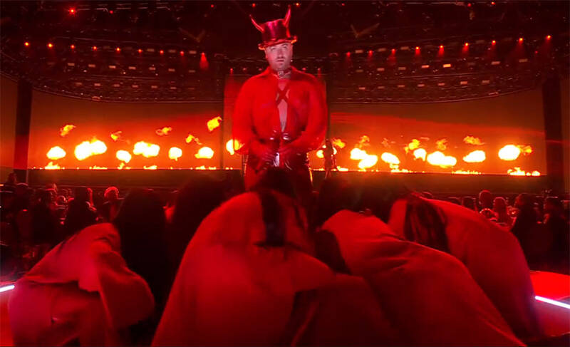 مناسک شیطانی سرخپوشان در پسزمینه آتش دوزخ/ کفروَرزی ابرستاره هیپ هاپ با کلمه مقدس «هو» +تصاویر