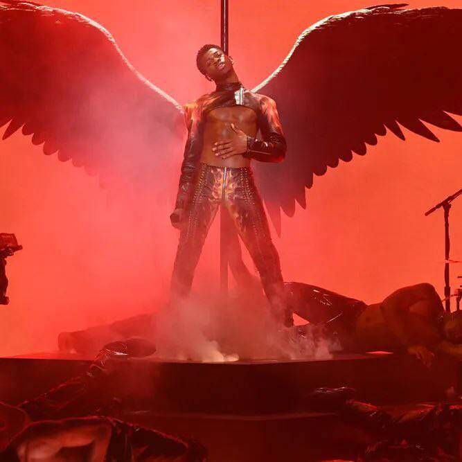 مناسک شیطانی سرخپوشان در پسزمینه آتش دوزخ/ کفروَرزی ابرستاره هیپ هاپ با کلمه مقدس «هو» +تصاویر