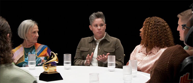 مناسک شیطانی سرخپوشان در پسزمینه آتش دوزخ/ کفروَرزی ابرستاره هیپ هاپ با کلمه مقدس «هو» +تصاویر