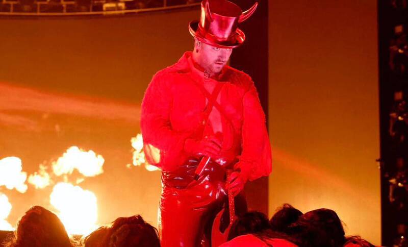 مناسک شیطانی سرخپوشان در پسزمینه آتش دوزخ/ کفروَرزی ابرستاره هیپ هاپ با کلمه مقدس «هو» +تصاویر