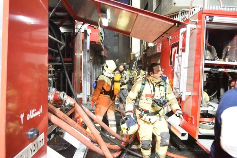 عکس/عملیات اطفاء حریق در خیابان بهار ادامه دارد