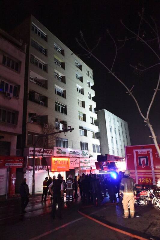 عکس/عملیات اطفاء حریق در خیابان بهار ادامه دارد