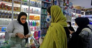 کارکنان داروخانهها موظف به پوشیدن مقنعه شدند