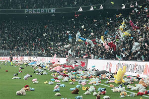 باران عروسک در استادیوم برای کودکان زلزله‌زده ترکیه