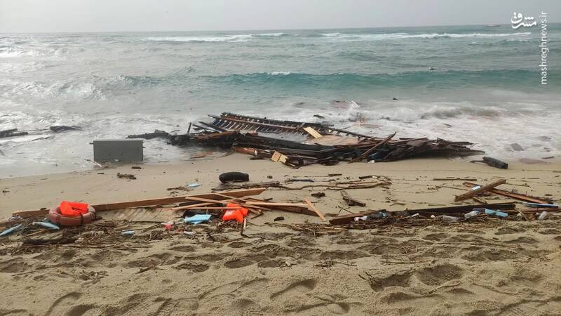 اجساد ۳۳ نفر در منطقه ساحلی کالابریا در نتیجه غرق شدن یک کشتی که احتمال می‌رود حامل مهاجران بوده پیدا شد. - ایتالیا