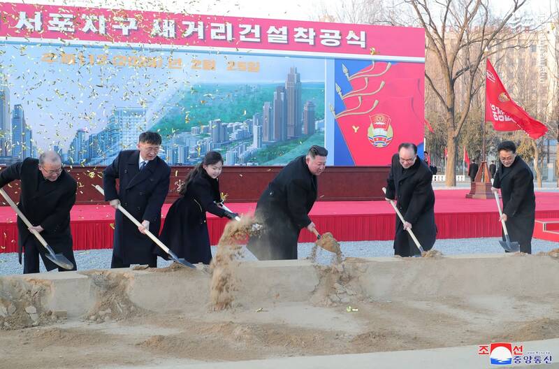 کیم جونگ اون رهبر کره شمالی و دخترش در مراسم آغاز ساخت یک خیابان جدید در پیونگ یانگ - کره شمالی