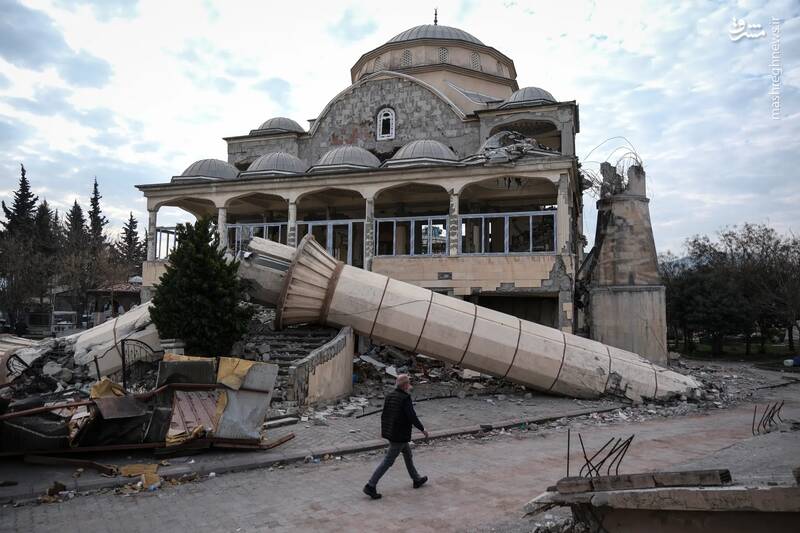 قدم زدن یک مرد در کنار یک مسجد تخریب شده در زلزله شهر هاتای - ترکیه