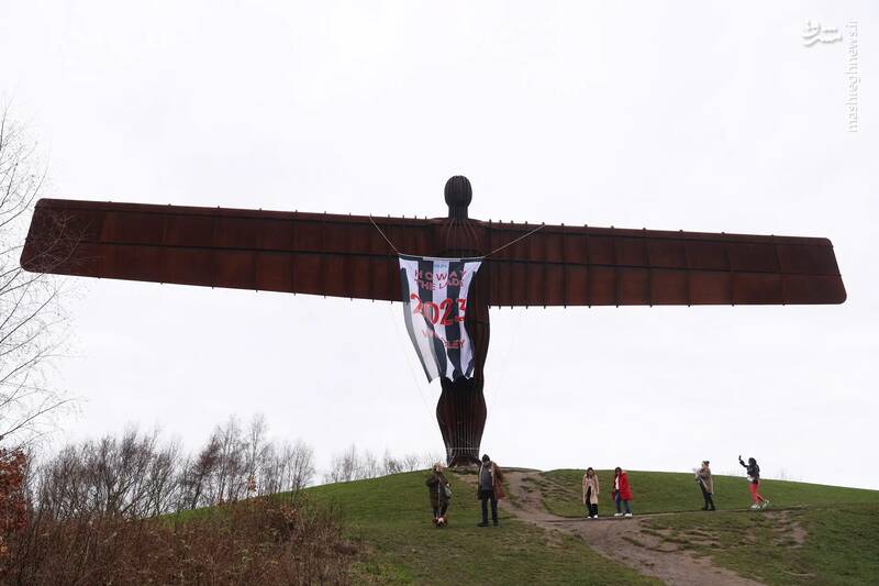 آویزان کردن پرچم از مجسمه فرشته شمال قبل از فینال جام کارابائو بین نیوکاسل و منچستریونایتد در گیتس‌هد - انگلستان