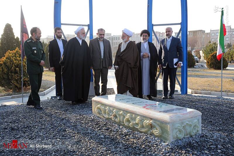 ادای احترام رئیس قوه قضاییه به شهید گمنام خاکسپاری شده در استانداری استان مرکزی 