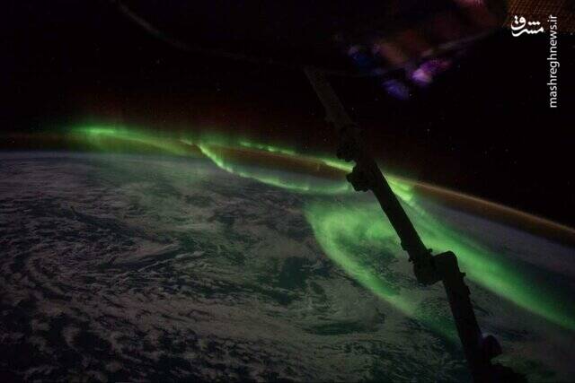 الکساندر کالری فضانوردی دیگری است که میگوید گرچه تماشای این نورهای متحرک زیبا برای هر کدام از ما فضانوردان مسحورکننده است اما تقریباً همه فضانوردان علاقمند هستند با تصویربرداری از آنها، همه ساکنان زمین را در تماشا و لذت بردن از شفقهای قطبی شریک کنند. الکساندر کالری فضانوردی دیگری است که میگوید گرچه تماشای این نورهای متحرک زیبا برای هر کدام از ما فضانوردان مسحورکننده است اما تقریباً همه فضانوردان علاقمند هستند با تصویربرداری از آنها، همه ساکنان زمین را در تماشا و لذت بردن از شفقهای قطبی شریک کنند.