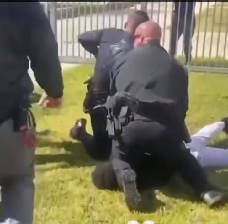 تکنیک «زانو روی گردن»؛ این بار علیه یک دانش‌آموز سیاه‌پوست 