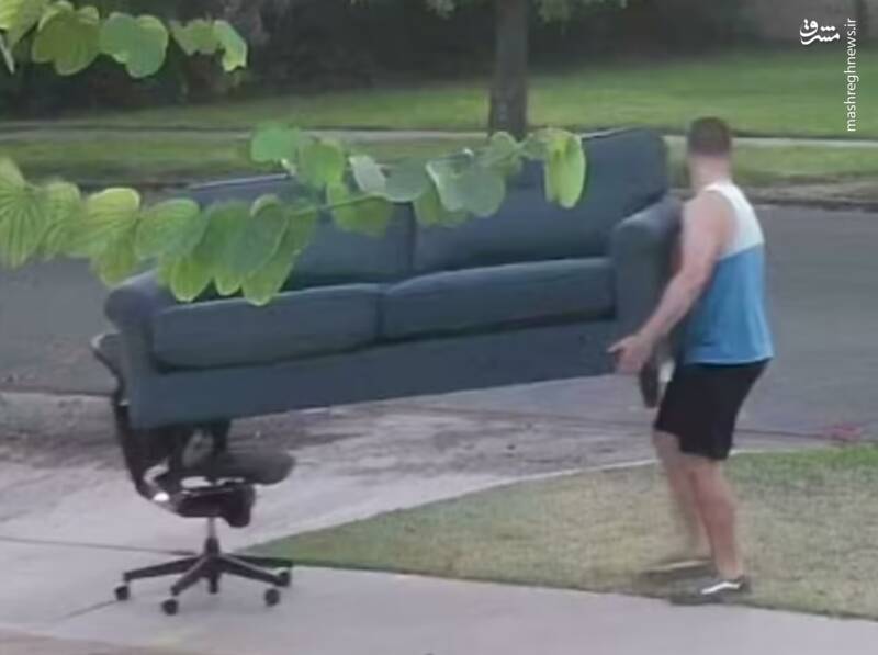 استفاده از یک صندلی چرخدار برای کمک به جابجایی مبل