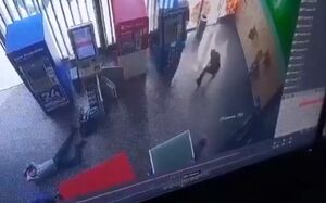 لحظه وقوع تیراندازی در فروشگاهی در باکو