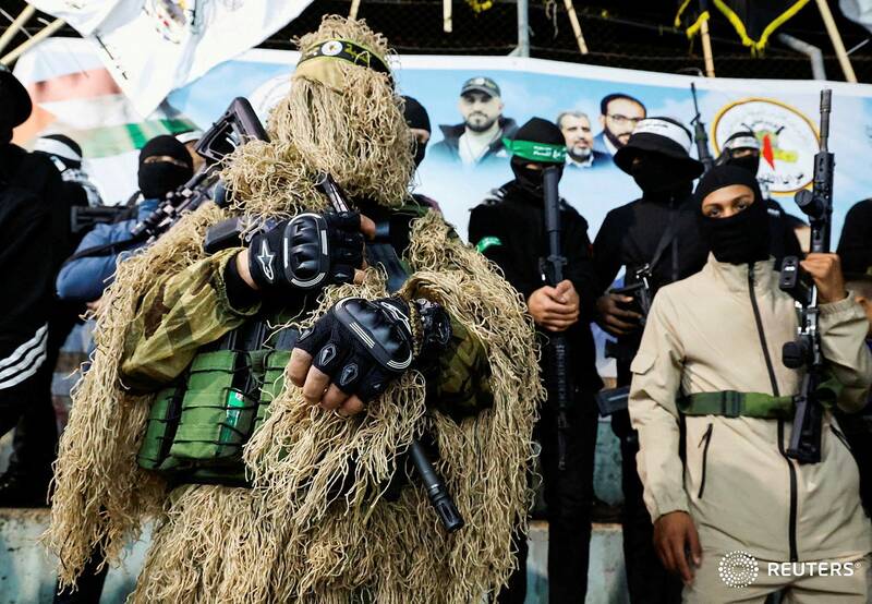 رژه نظامی گروههای مقاومت بیخ گوش صهیونیستها +فیلم