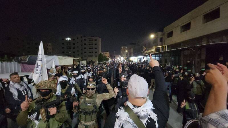 رژه نظامی گروههای مقاومت بیخ گوش صهیونیستها +فیلم