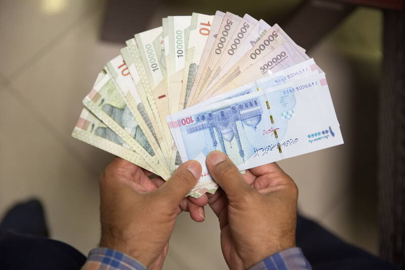 روایت پیش فروش عجیب خودرو توسط یک شرکت خاص در تاکستان/ اینجا دیگر کسی دل و دماغ کارکردن ندارد!