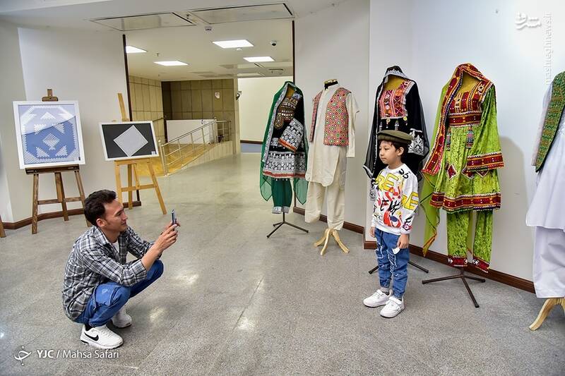 نمایشگاه آثار هنرمندان افغانستانی مقیم ایران از جمله نقاشی،مجسمه سازی،طراحی لباس و صنایع دستی در تهران برگزار شد.