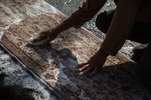 شست‌وشوی فرش در چشمه علی