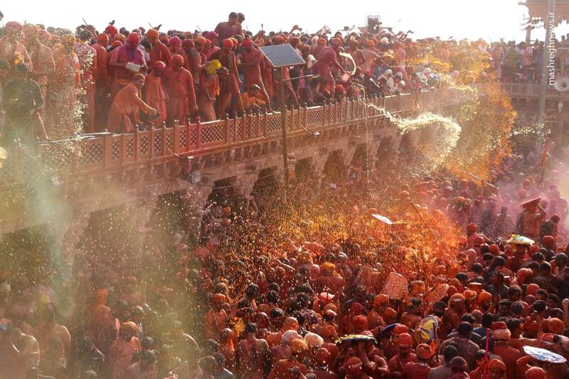 هندوها در یک گردهمایی سنتی در معبد ایالت اوتار پرادش، جشنواره بهاری رنگ‌ها را جشن می‌گیرند. / ناندگان - هند