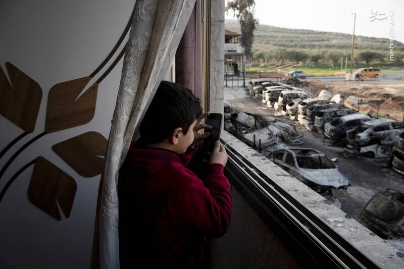فیلمبرداری یک پسربچه فلسطینی از وسایل نقلیه ای که در شهرک هاواره در نزدیکی شهر نابلس در کرانه باختری توسط صهیونیست‌ها به آتش کشیده شده اند.
