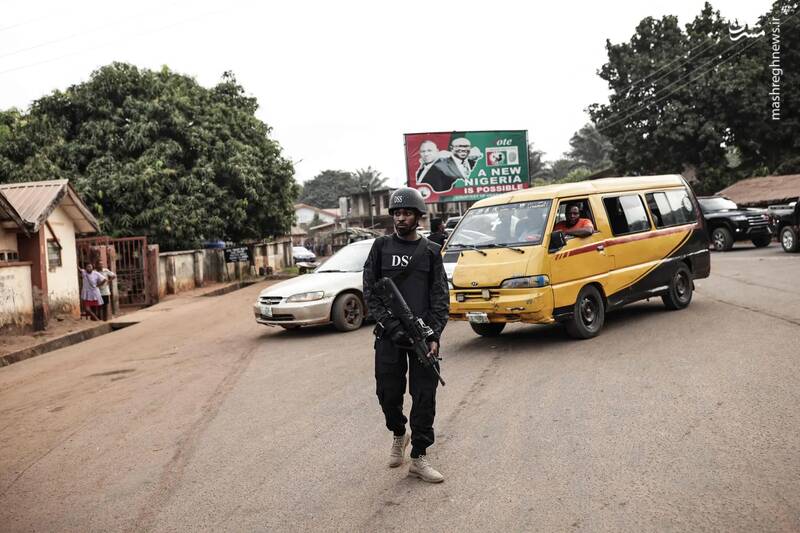 نگهبانی یک سرباز در حین انتخابات نیجریه در یک مرکز رأی گیری / آماتوتو - نیجریه