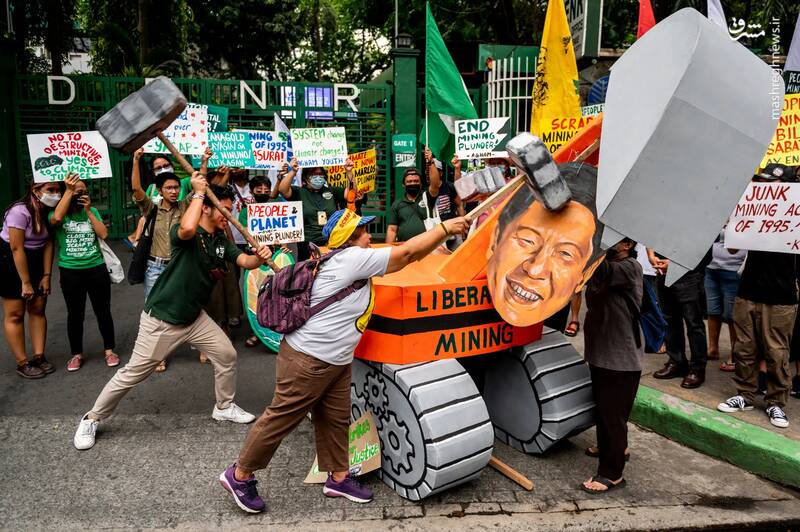 تخریب ماکت عکس رئیس جمهور فیلیپین توسط معترضان در مانیل - فیلیپین
