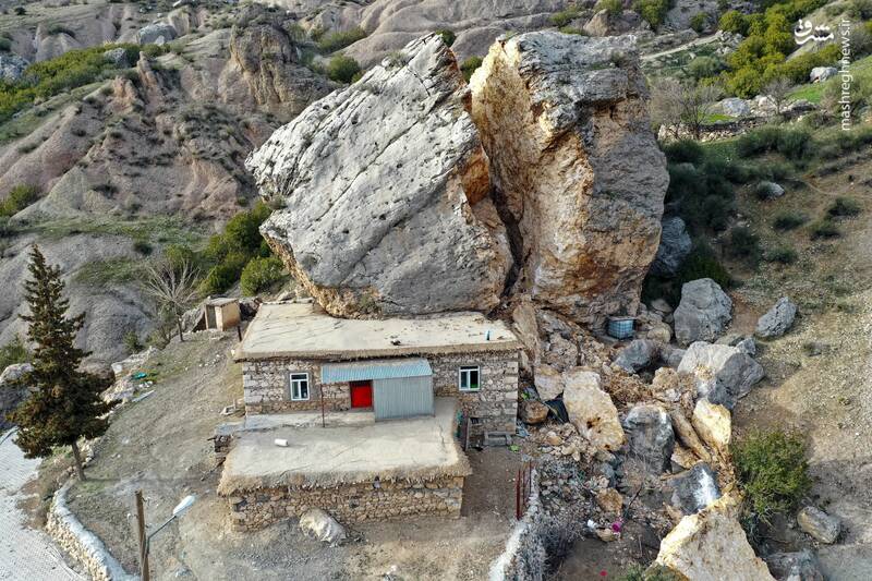 دو نیم شدن یک تکه سنگ بزرگ بر اثر زلزله و افتادن بر روی سقف یک خانه / آدیامان - ترکیه