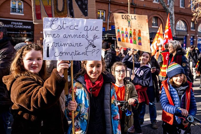 مکرون یا خیابانها؛ چه کسی در فرانسه حُکم خواهد راند؟