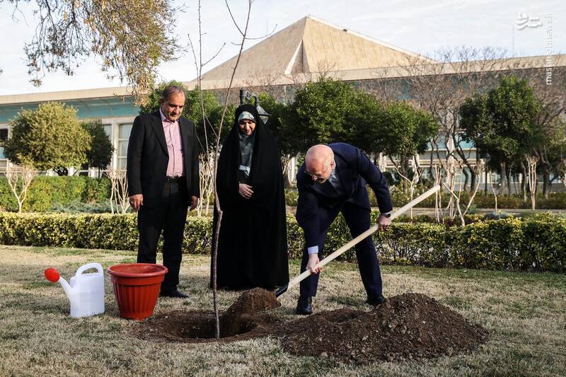 کاشت یک اصله نهال توسط رئیس مجلس شورای اسلامی