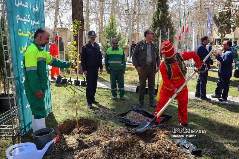 همزمان با روز درختکاری ویژه برنامه «حیات در حیاط» با کاشت درخت در محوطه هنرستان هنرهای زیبای اصفهان برگزار شد.