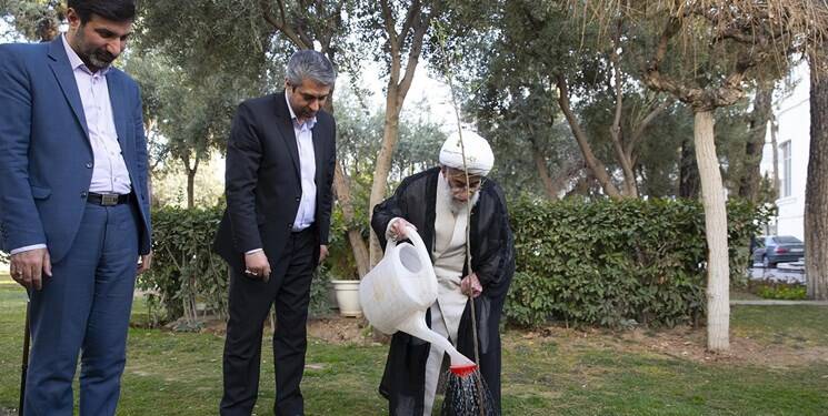 دبیر و اعضای شورای نگهبان چند اصله نهال کاشتند +عکس