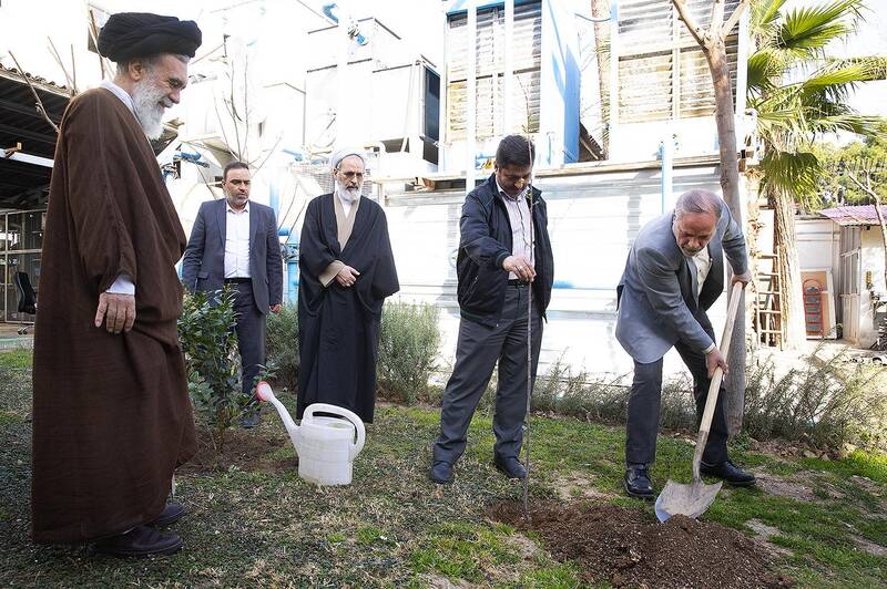 دبیر و اعضای شورای نگهبان چند اصله نهال کاشتند +عکس