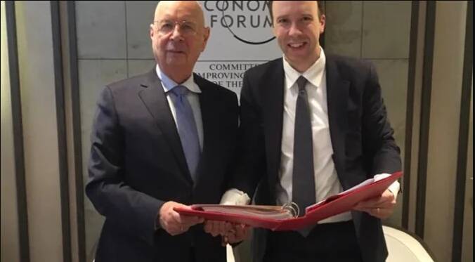 پیامهای واتساپی وزیر بهداشت انگلیس رسوایی آفرید/آیا کووید ۱۹ یک برنامهی «هراسافکنی» عمومی بود؟+عکس