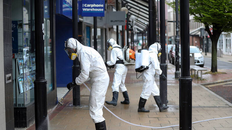 پیامهای واتساپی وزیر بهداشت انگلیس رسوایی آفرید/آیا کووید ۱۹ یک برنامهی «هراسافکنی» عمومی بود؟+عکس