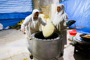 پخت ۱۴ هزار نان توسط بانوان کرمانی در مسجد جمکران