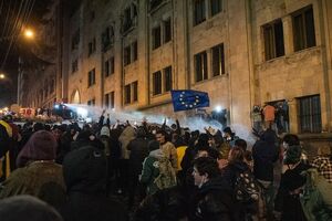 حمله معترضان گرجستانی به پارلمان این کشور