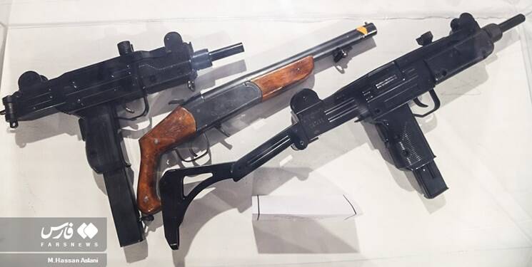 نمایش تجهیزات استفاده شده توسط اغتشاشگران در نمایشگاه «روایت میدان» / سرویسهای اطلاعاتی بیگانه چگونه جاسوس جذب میکنند؟