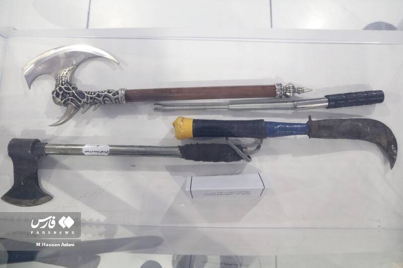 نمایش تجهیزات استفاده شده توسط اغتشاشگران در نمایشگاه «روایت میدان» / سرویسهای اطلاعاتی بیگانه چگونه جاسوس جذب میکنند؟