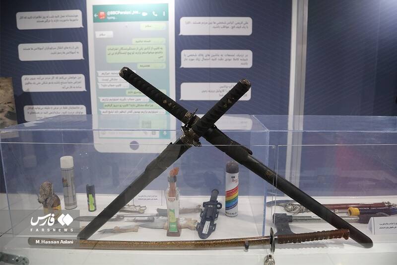 نمایش تجهیزات استفاده شده توسط اغتشاشگران در نمایشگاه «روایت میدان» / سرویسهای اطلاعاتی بیگانه چگونه جاسوس جذب میکنند؟