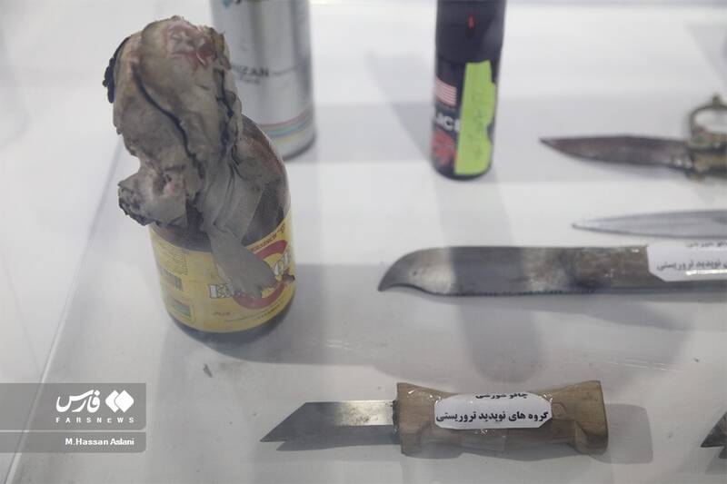 نمایش تجهیزات استفاده شده توسط اغتشاشگران در نمایشگاه «روایت میدان» / سرویسهای اطلاعاتی بیگانه چگونه جاسوس جذب میکنند؟